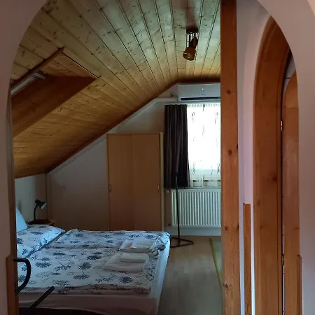 Πανσιόν Hevizi Fecskefeszek 3*